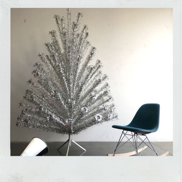 Silver pom aluminum tree with modern teal blue rocker.